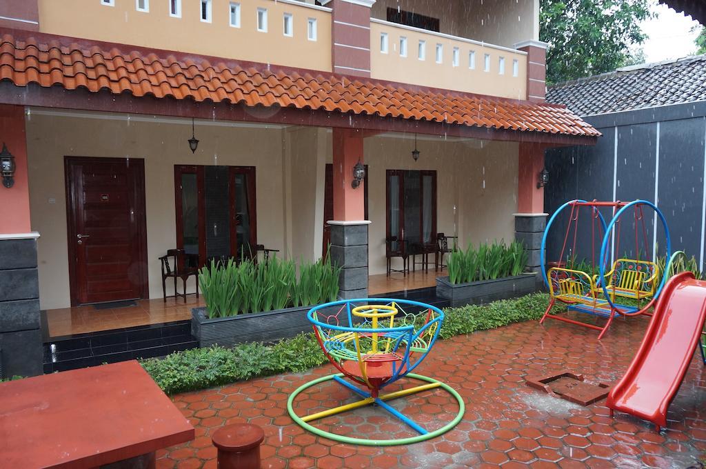 3C Familia Residence Джокьякарта Экстерьер фото